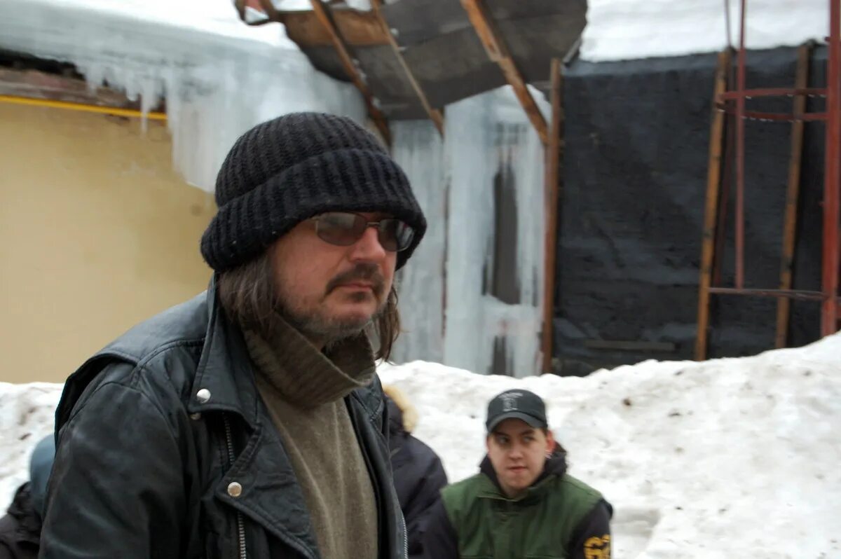 Балабанов на съёмках кочегар. В каком городе снимали кочегар балабанова. Кочегар фильм 2010 кадры. Алексей балабанов кочегар. В каком городе снимали кочегар балабанова.