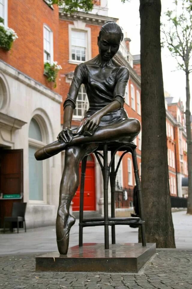Городские скульптуры Лондона. Великобритания скульптуры. Статуя в Лондоне. Бронзовые скульптуры в городе.