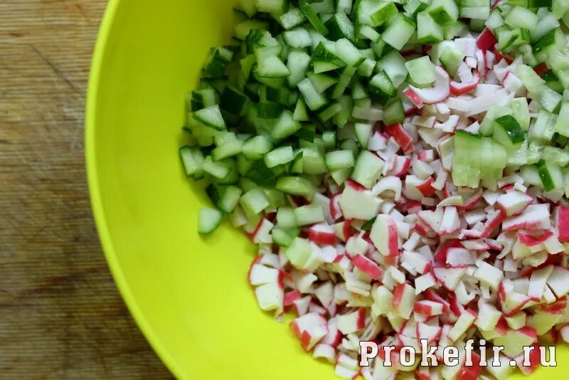 Салат картофельный с крабами. Салат с крабовыми палочками огурцом луком. Салат из крабовых палочек самый вкусный с огурцом. Салат с крабовыми палочками огурцом луком. Салат с крабовыми палочками и кукурузой.