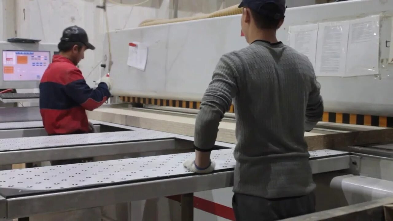 Дсп центр. Распил лдсп. криволинейный раскрой лдсп цех. раскрой на пильном центре. распилочный цех.