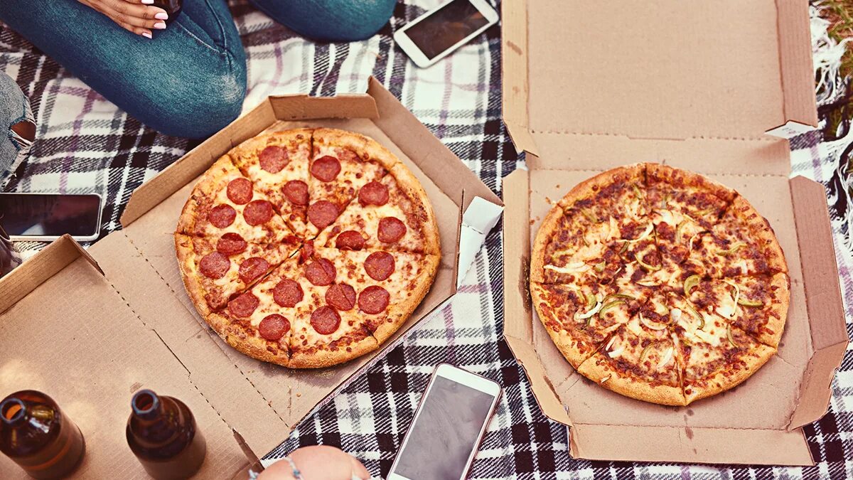 Пикник с пиццей. Пицца на природе. Фотосессия пикник с пиццей. Квадратная и круглая пицца. Почему пицца круглая а коробка