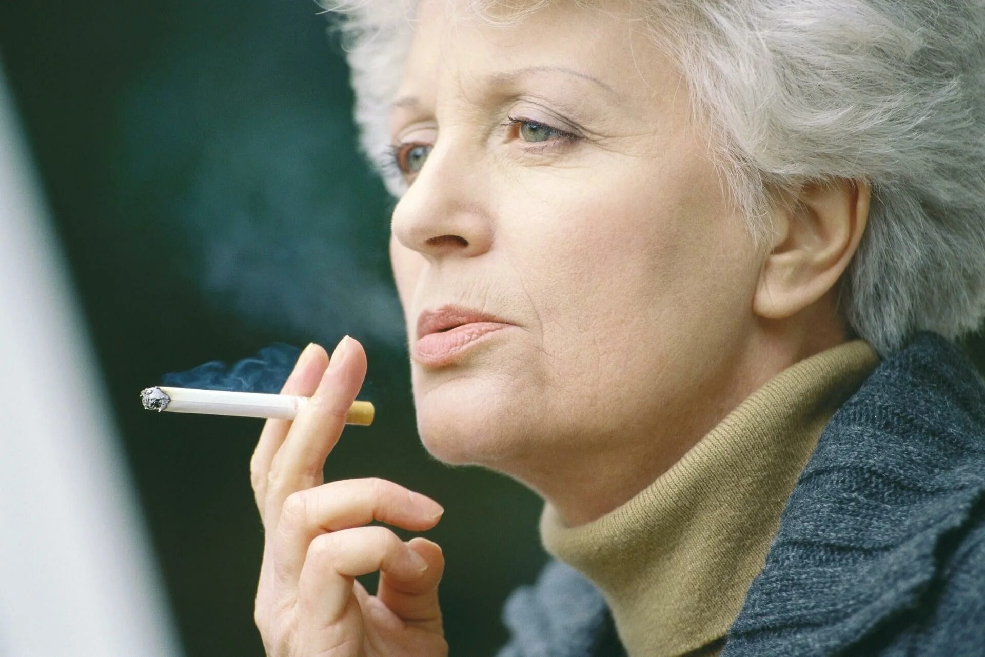 Курящие женщины отзывы. Девушка с сигаретой. Курящие женщины отзывы. Женщина курящая сигарету. Курящие женщины отзывы.