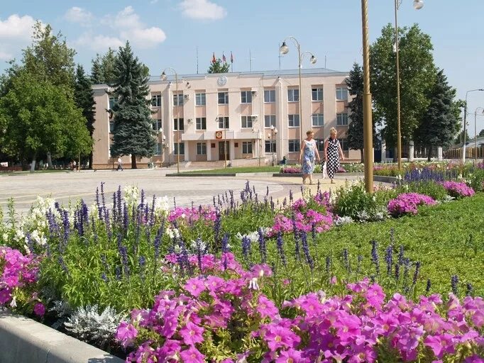 Лабинск город курорт. Лабинск Центральная площадь. Санаторий Лаба г Лабинск ул красная 10. Лабинск город курорт памятник. Лабинск места