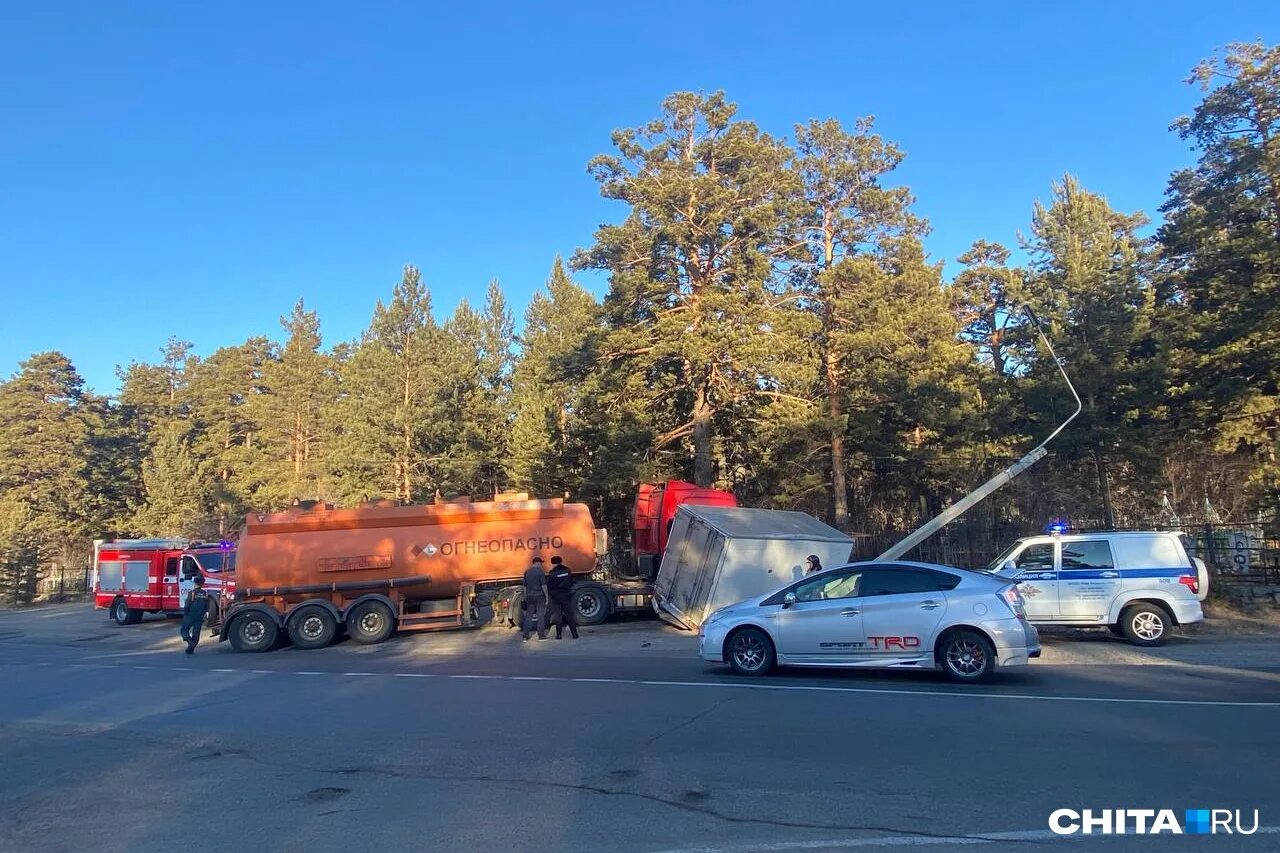 дтп в чите свежее. сегодняшние дтп в чите. авария на де геннина сейчас. калдина в забайкальском перевернулась машина. дтп в чите свежее.