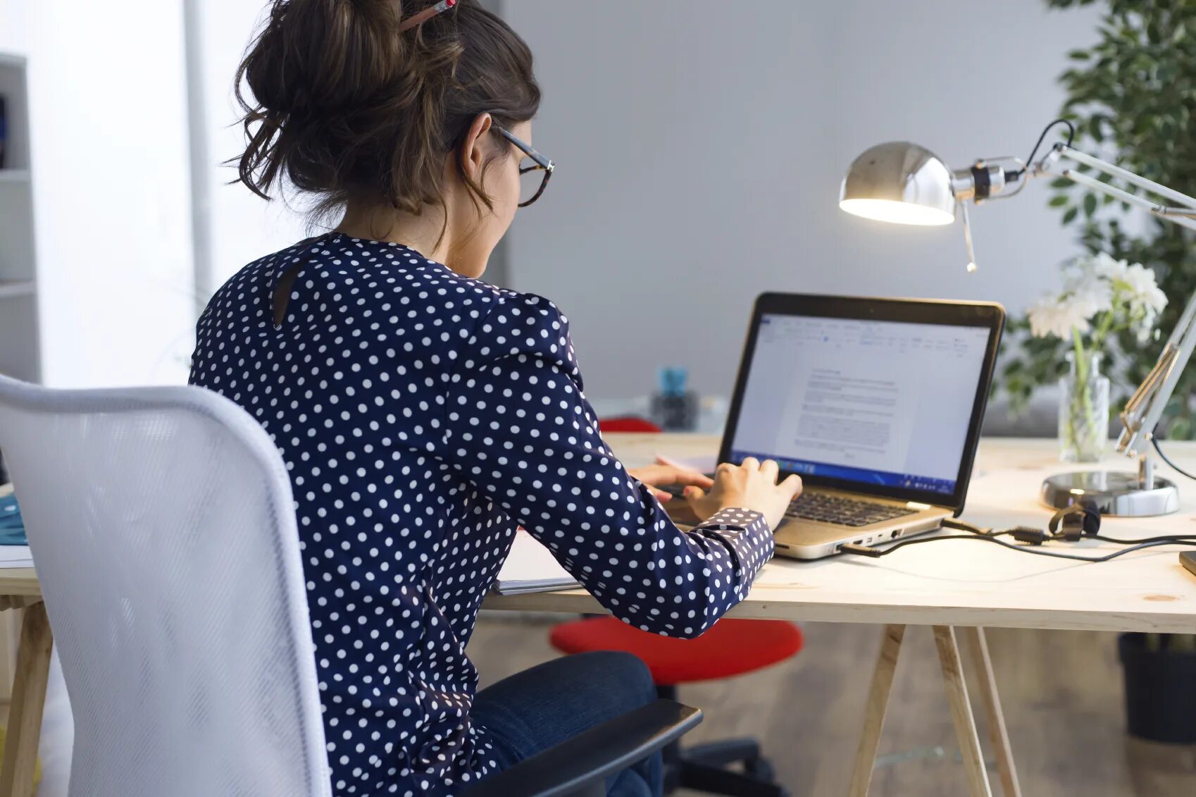 She is used to working. Оплачиваемая работа обучение и на обучение. Библиотеки для фронтенд разработки. Girl with Computer. Work.