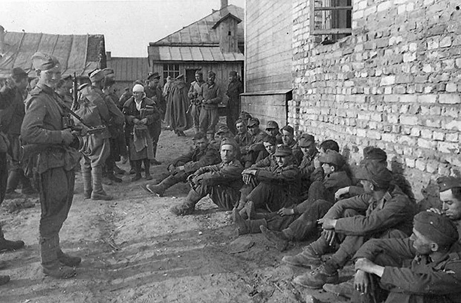 Захват пленных. Группа пленных немцев 1945. Освобождение Борисова 1944. Венгерские военнопленные 1944.