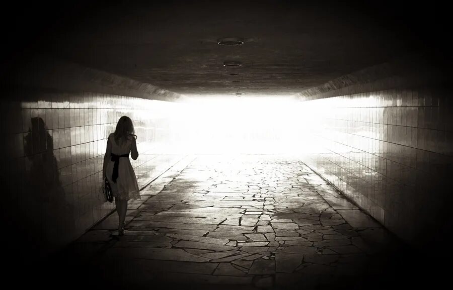 человек идущий к свету картинки. на пути к вечности. в луче света. человек идущий на свет. солнце на дороге.