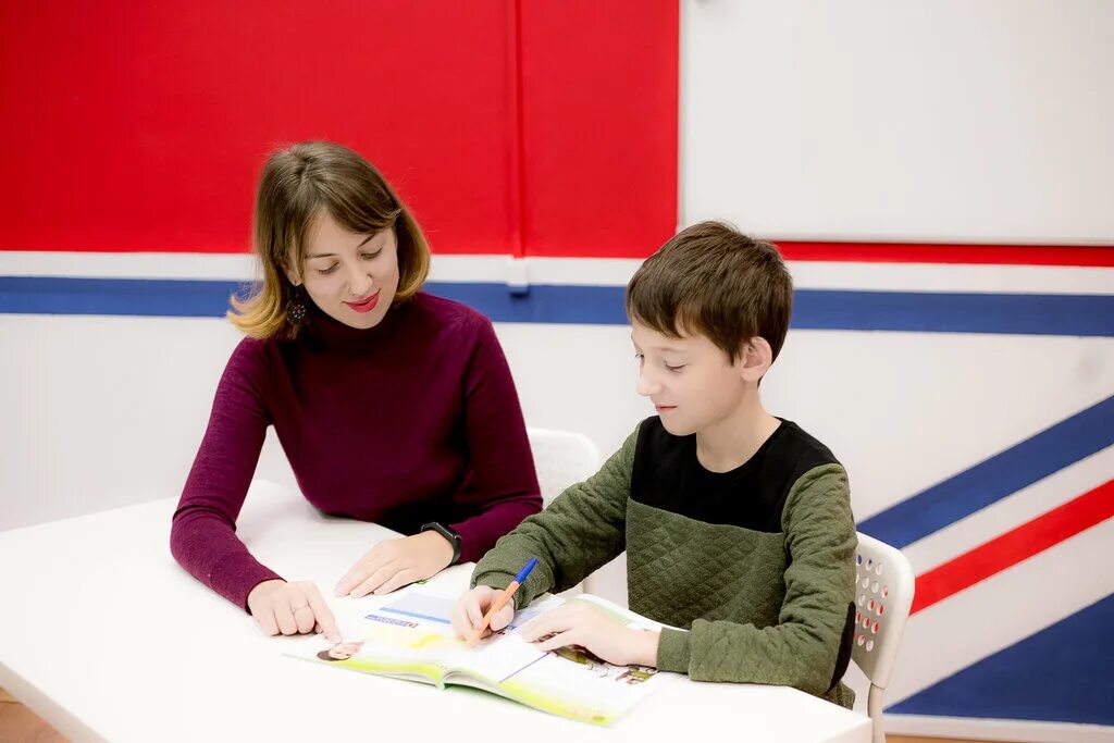 Дети читают. Мальчик с книжкой. Спик человек. Детская фотосессия в библиотеке. Read foreign.