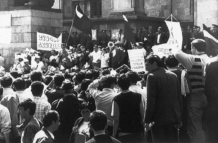 Разгон митинга в Тбилиси 9 апреля 1989 года. Митинг в Тбилиси 1989. 09 Апреля 1989 год Тбилиси. Митинг в Тбилиси 89 год.