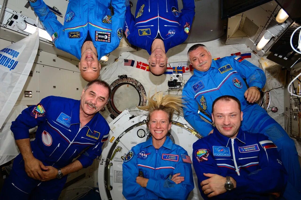 Сколько времени будут космонавты. Экипаж МКС сейчас на орбите. Экипаж Космонавтов на МКС сейчас. Астронавты на МКС.