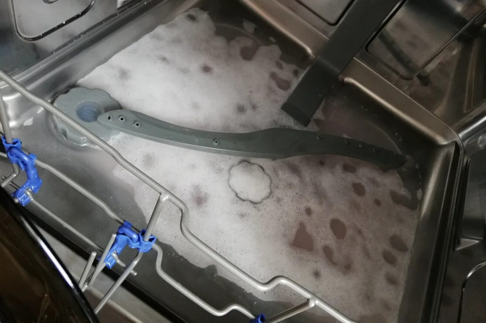 Посудомоечная машина вода на дне. Ханса фильтр воды посудомойка. поломки посудомойки ханса zwn416 вода в поддоне. электролюкс посудомоечная машина сливная 236.