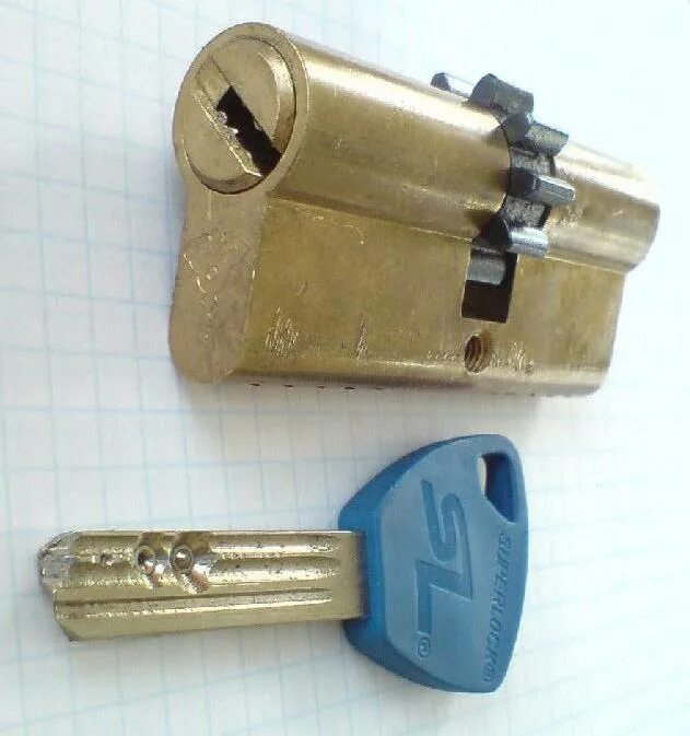 Замена личинки замка Mul-t-lock в Москве с выездом мастера круглосуточно, поменя