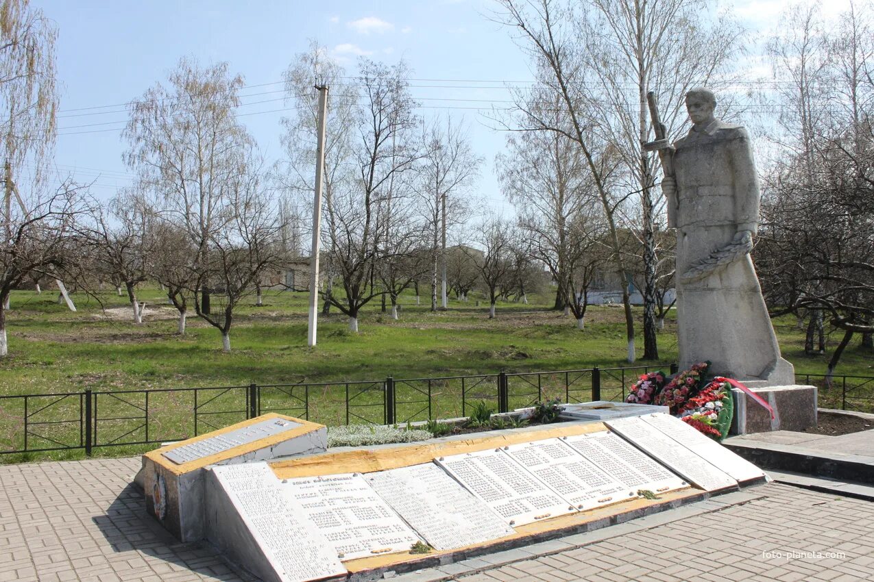 Чернянка белгородская область памятник. Мемориал братская могила советских воинов. Мемориальный комплекс братская могила белгород. Милотичи братская могила. Мемориальный комплекс братская могила белгород.
