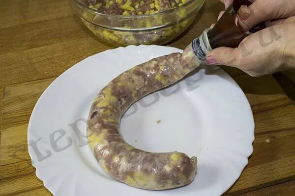 Колбаски в кишке рецепт на мясорубке. Колбаса домашняя из свинины в кишках домашних. Домашняя колбаса из свинины в кишках.