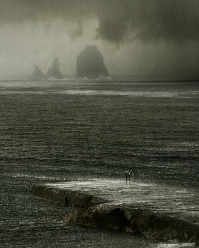 ливень на море. ливень на пляже. ливень на море. дождь на море. дождь над морем.