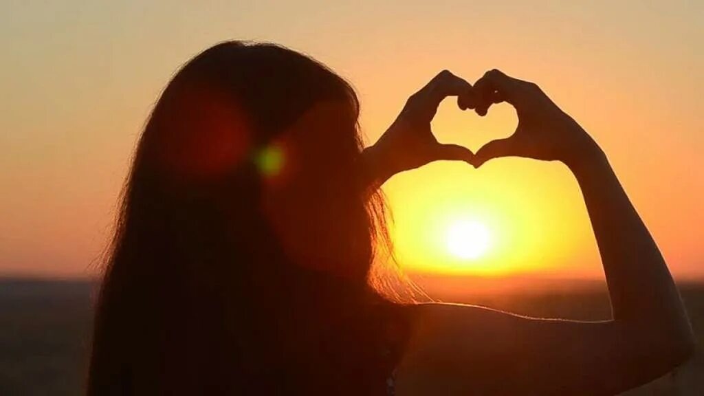 Жест сердце. Дети показывают сердце руками. Девочка показывает сердечко. Сердечко из рук. Ребенок с сердечком в руках.