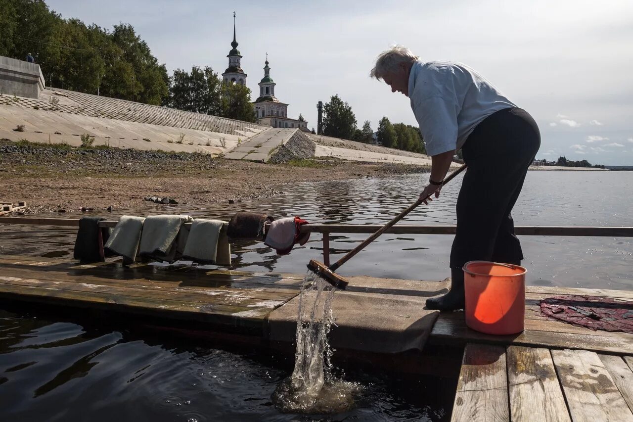 Великий Устюг полоскалка на реке. Полоскалки в Великом Устюге. Полоскалки на реке в Великом Устюге. Мостки для стирки белья на реке Великий Устюг. Стирают белье в реке