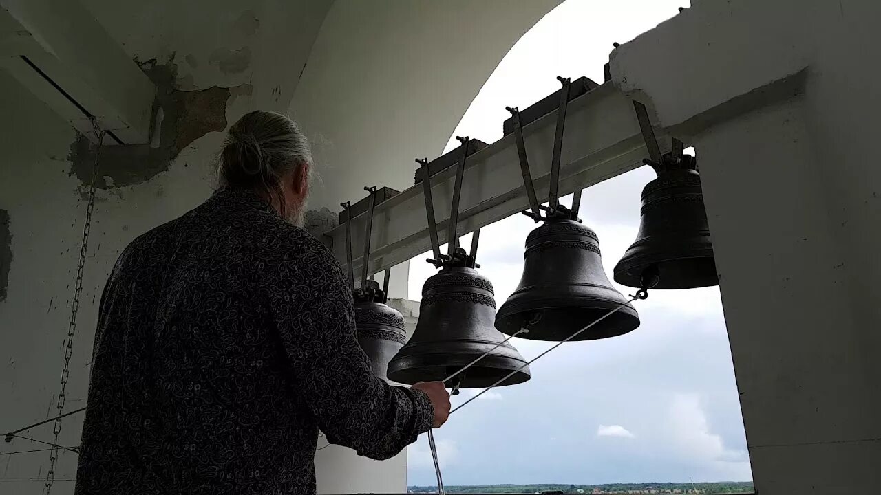 Слышать звон колоколов. Звонари на колокольне Ивана Великого в живописи. Углич Воскресенский монастырь колокольный звон. Никольская Церковь Моршанск Звонарь.