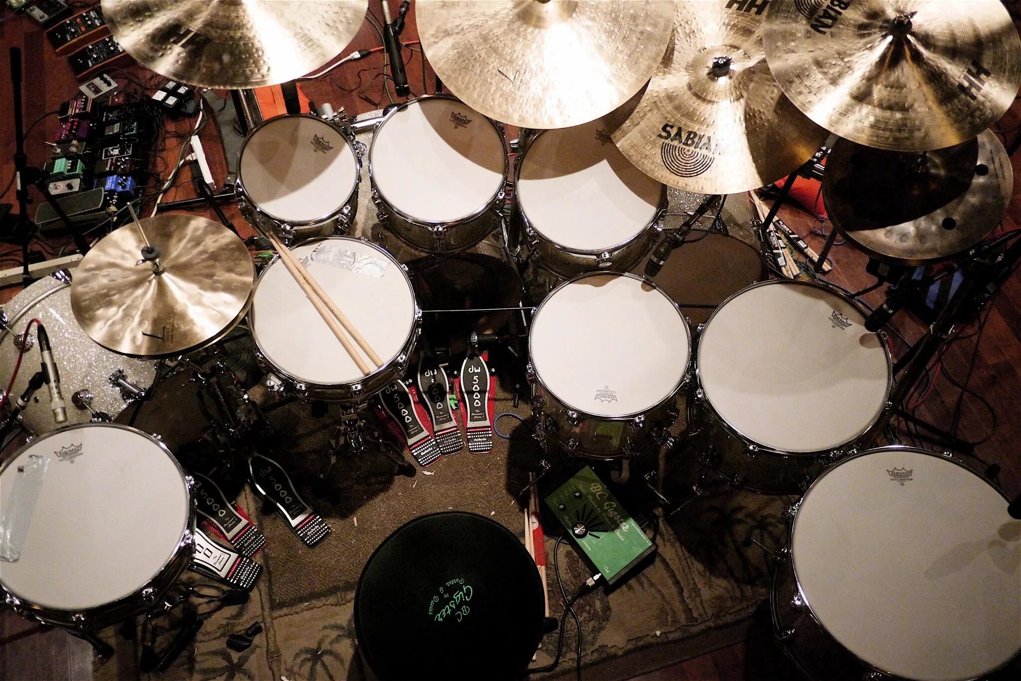 Игра на ударной установке. Dw drum kit. барабанная установка. много барабанов. брейки на ударной установке.
