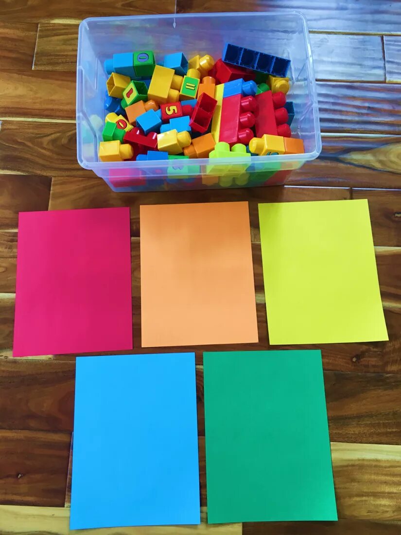 Сортировка по полочкам по цвету играть. Сортировка предметов для детей. Цветные коробочки для сортировки. Сортировка по цвету. Сортировка по цвету для детей.
