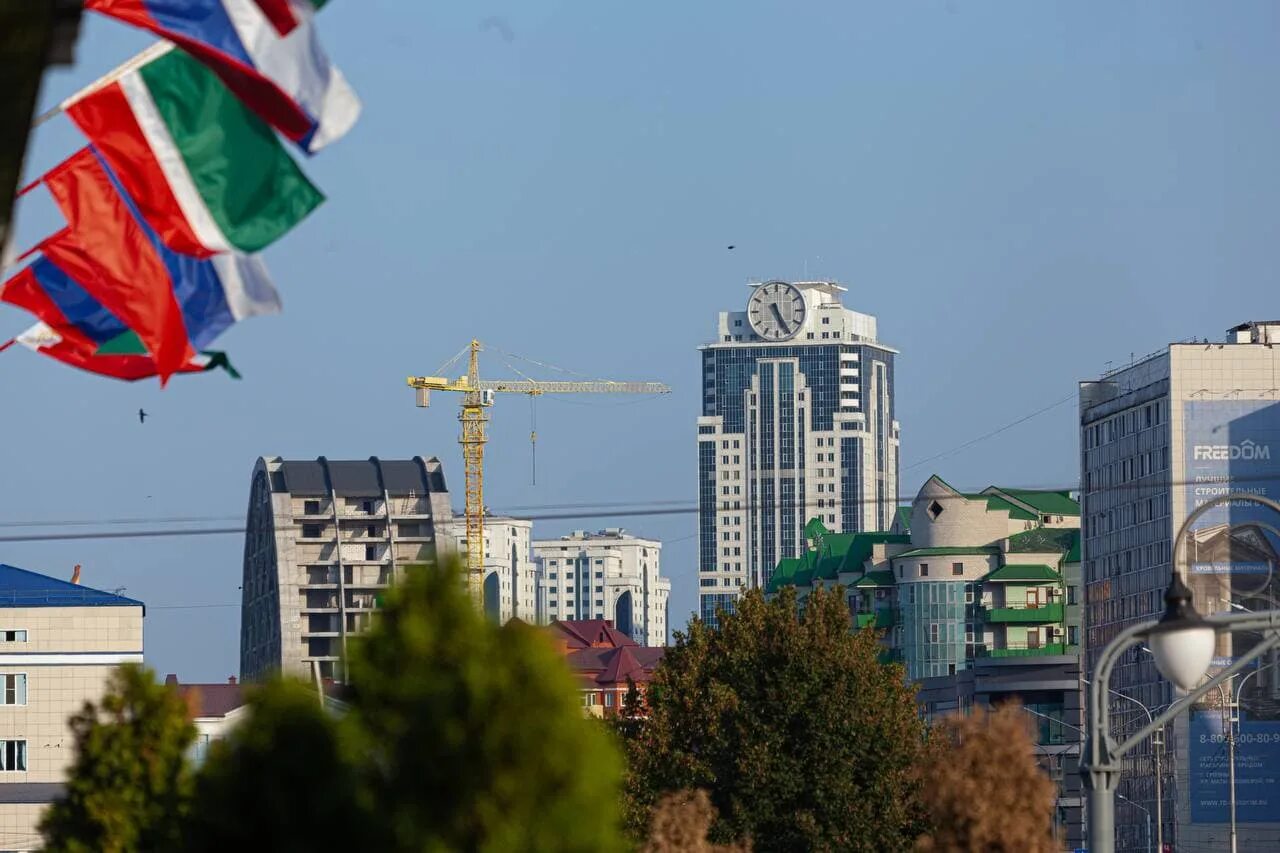 Политика 6 грозный. Политика 6 грозный. Чеченская республика грозный. Чечня янгулбаев. Мэр города грозный 2022.