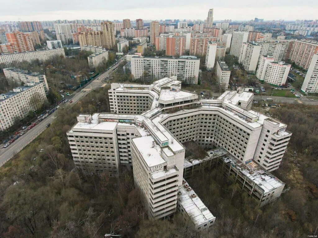 Заброшенная больница в ховрино. Недостроенная больница в ховрино. Ховринская больница амбрелла. Большая заброшенная больница. Большая заброшенная больница.