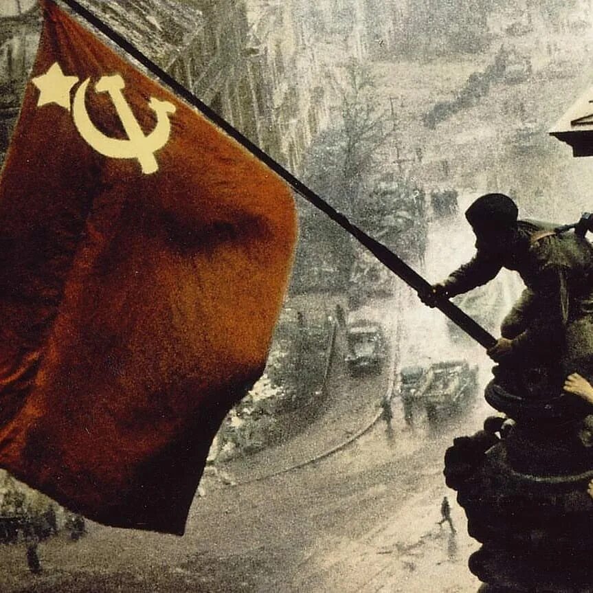 Победа россии над германией. Знамя на Рейхстаге. Рейхстаг Знамя Победы.