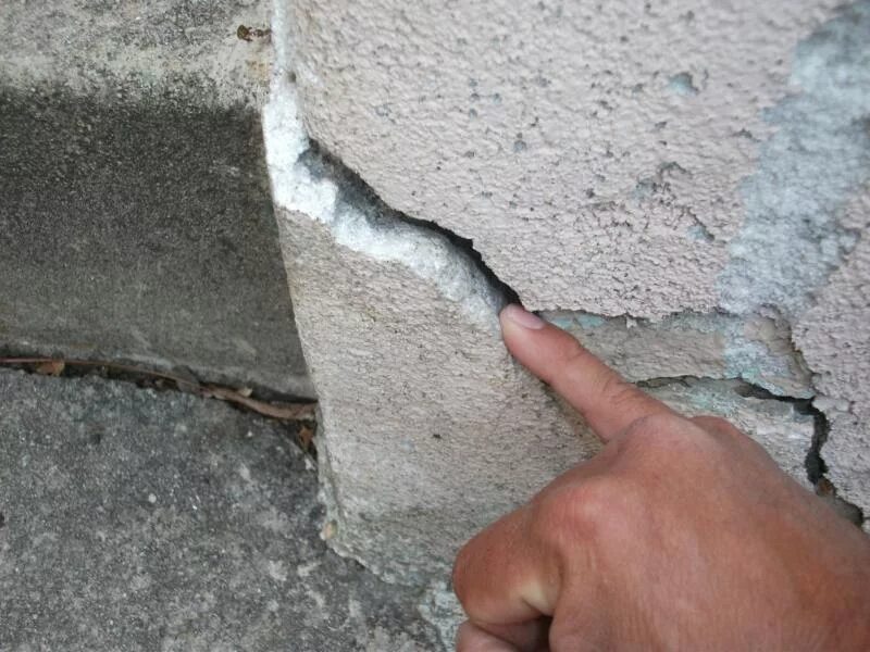Дефекты фундамента. Трещины в стенах здания. Бетонная стена с трещинами. Трещины в железобетонных конструкциях.