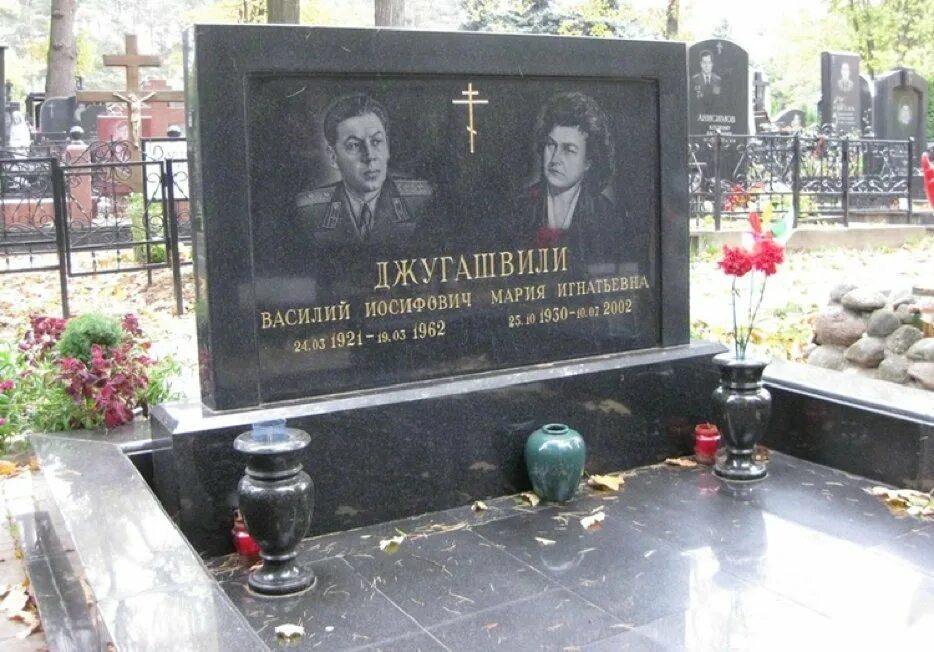 Памятник василию сталину в москве. Где похоронили сына сталина. Где похоронили сына сталина. Могила василия сталина в казани. Могила василия сталина на троекуровском кладбище.