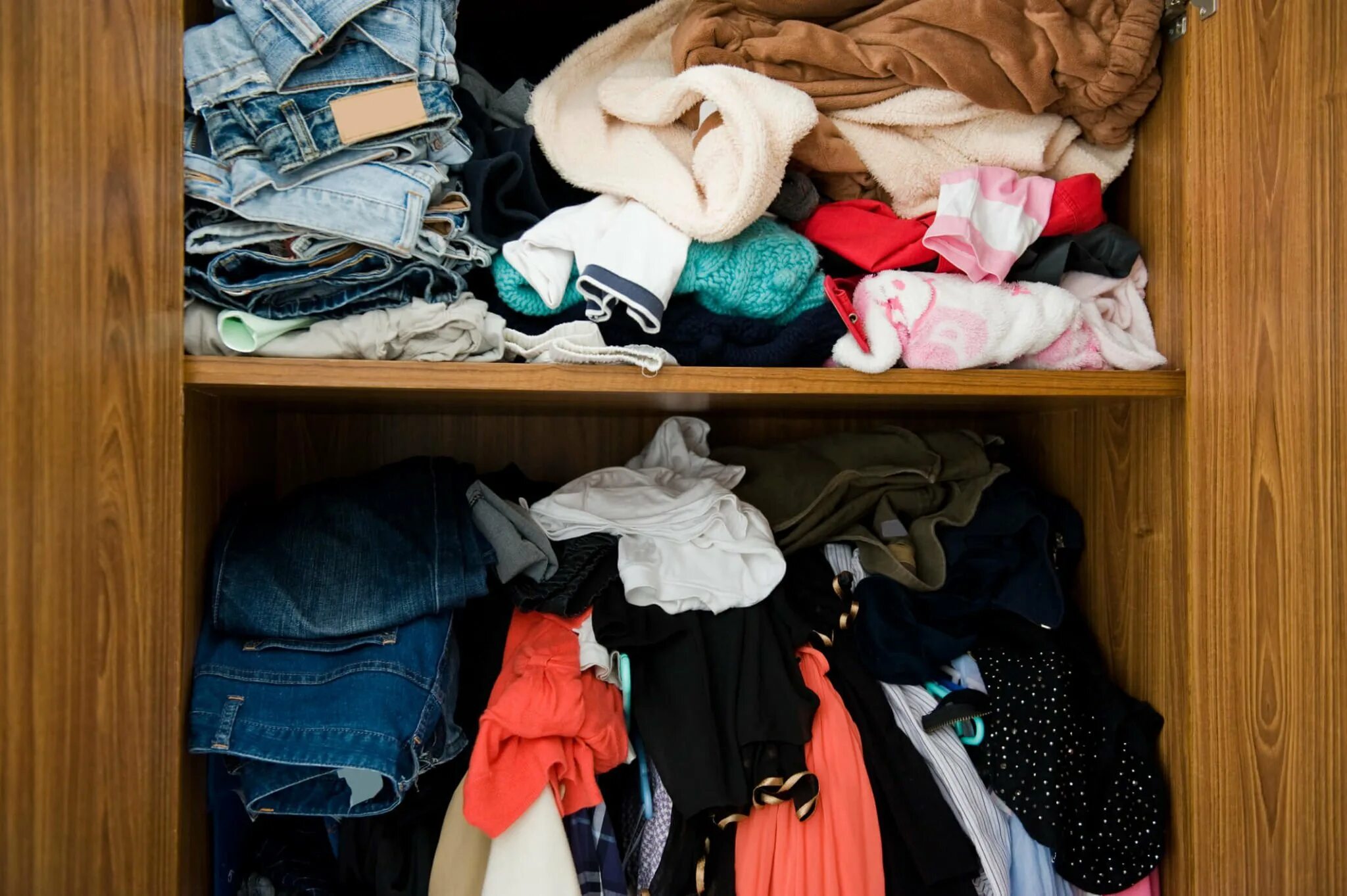 Выглядывают разбор. Беспорядок в шкафу с одеждой. Шкаф с вещами. Разбросанные вещи. Разбросанные вещи в шкафу.
