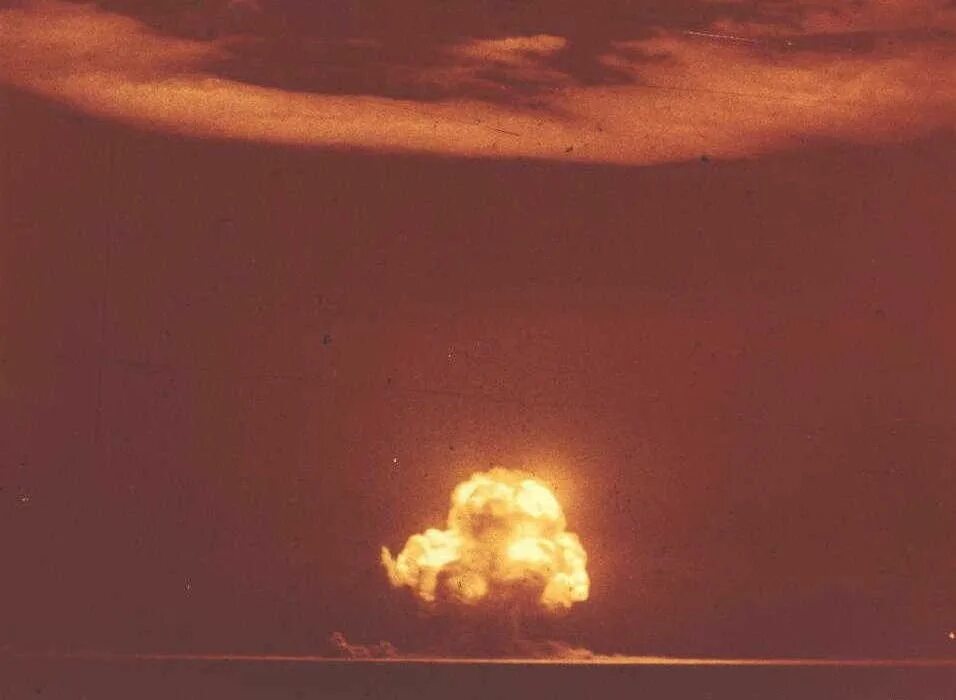 Испытание первой атомной. Тринити испытание ядерного оружия. Взрыв первой ядерной бомбы в 1945. Тринити атомная бомба. Испытания ядерного оружия Нью Мексико.