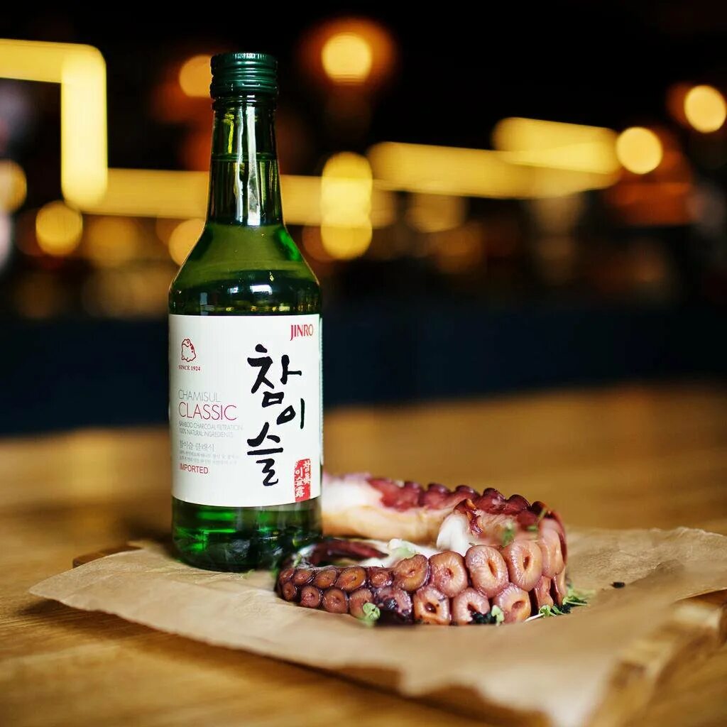 Корейский алкоголь соджу. Южная Корея соджу. Что такое соджу в Корее. Соджи напиток как пить