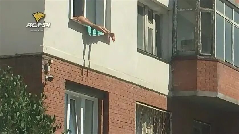 можно загорать через окно. прикольные фото загорающих из окна. можно загорать через окно. загорает в окне. девушки загорают на крыше.