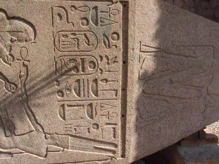 Иероглифы пирамид. Египетские иероглифы в пирамидах. Надписи в пирамидах древнего Египта. Надписи на стенах пирамид. Стена пирамиды.