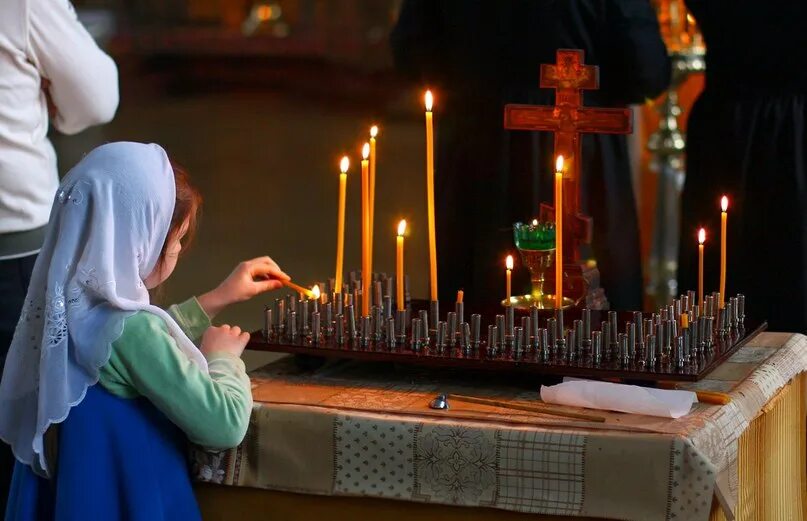 Храм свечи для ритуала. Свечка на упокой. Родительская суббота в храме. Свеча за упокой живому человеку. Стол за упокой в церкви.