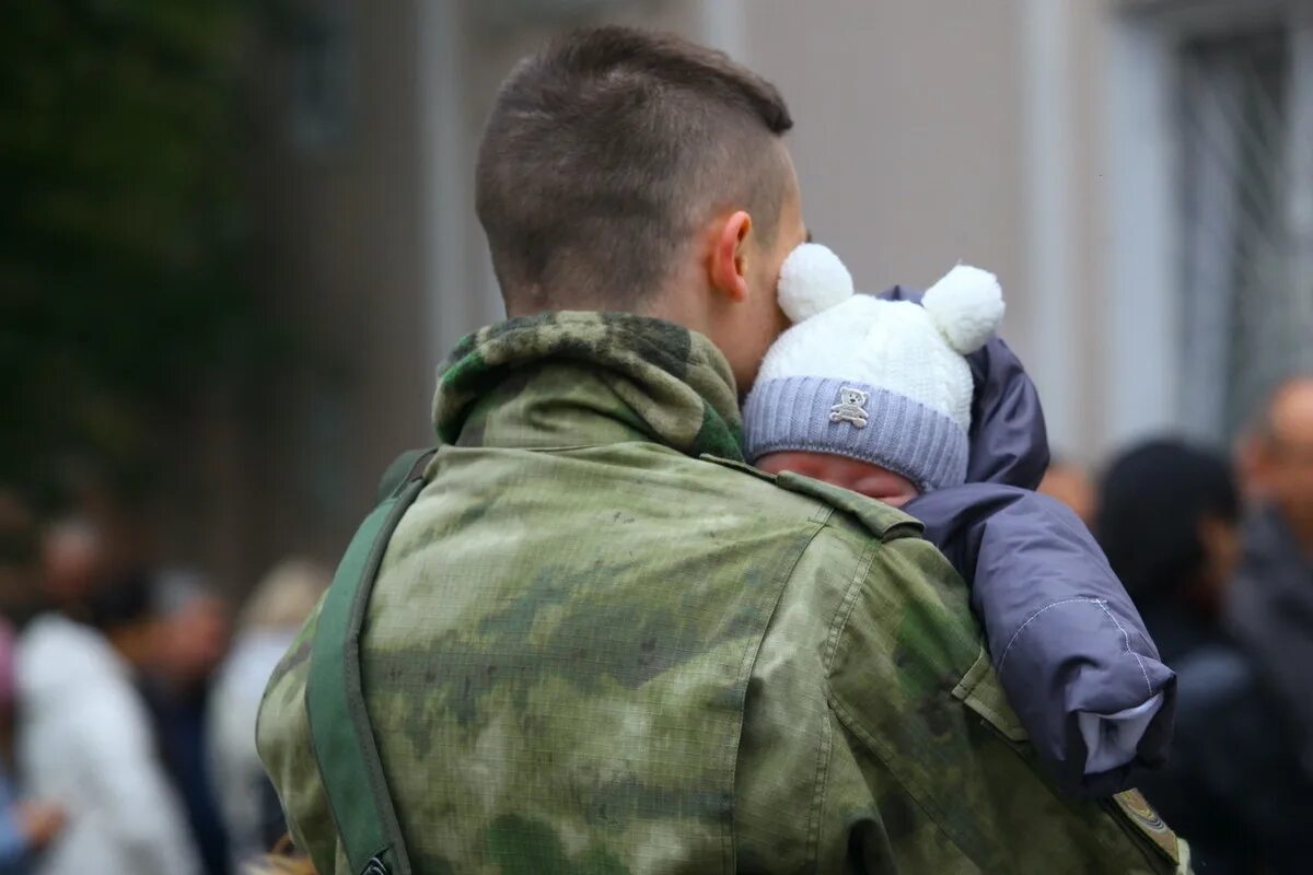 Семья военнослужащего. Поддержка семей военнослужащих. Поддержка детей военнослужащих. Дети контрактников. Многодетных отцов вернули с сво