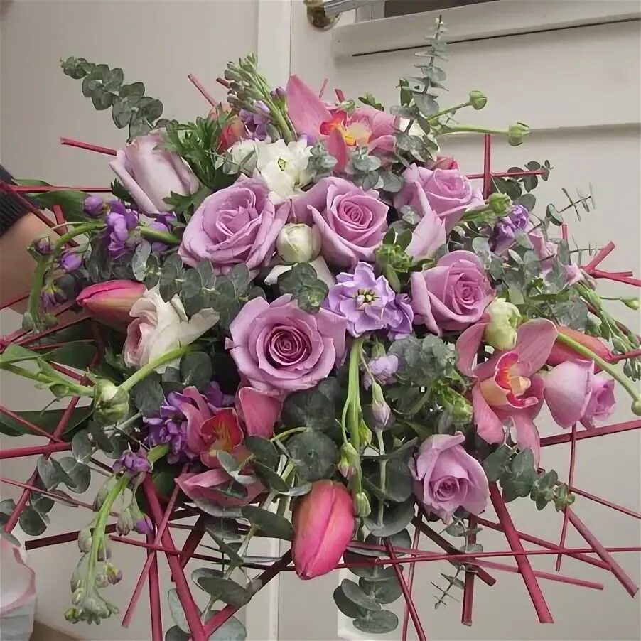 Букеты цветов техники. Букет в спиральной технике. Флористика для начинающих. Спиральная техника составления букетов. Флористика букет в спиральной технике.