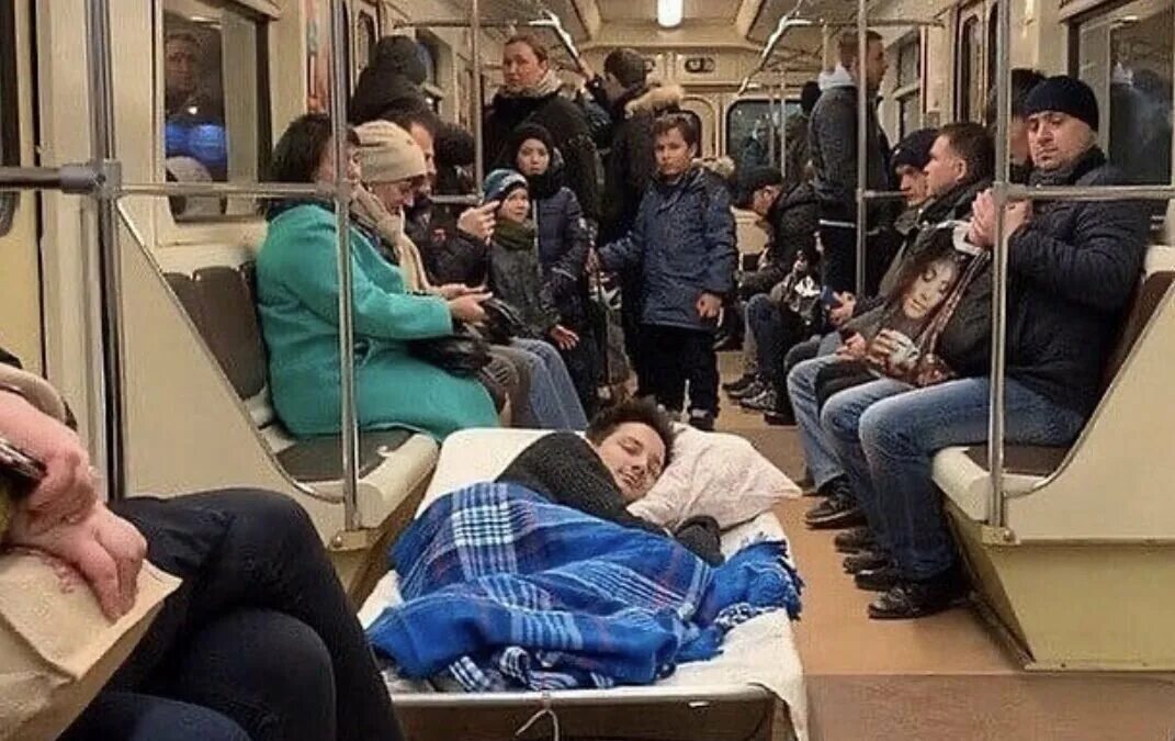 Люди в митро. Обычные люди в метро. Чудики в московском метро. Странные пассажиры в метро. Красивый мужчина в метро.