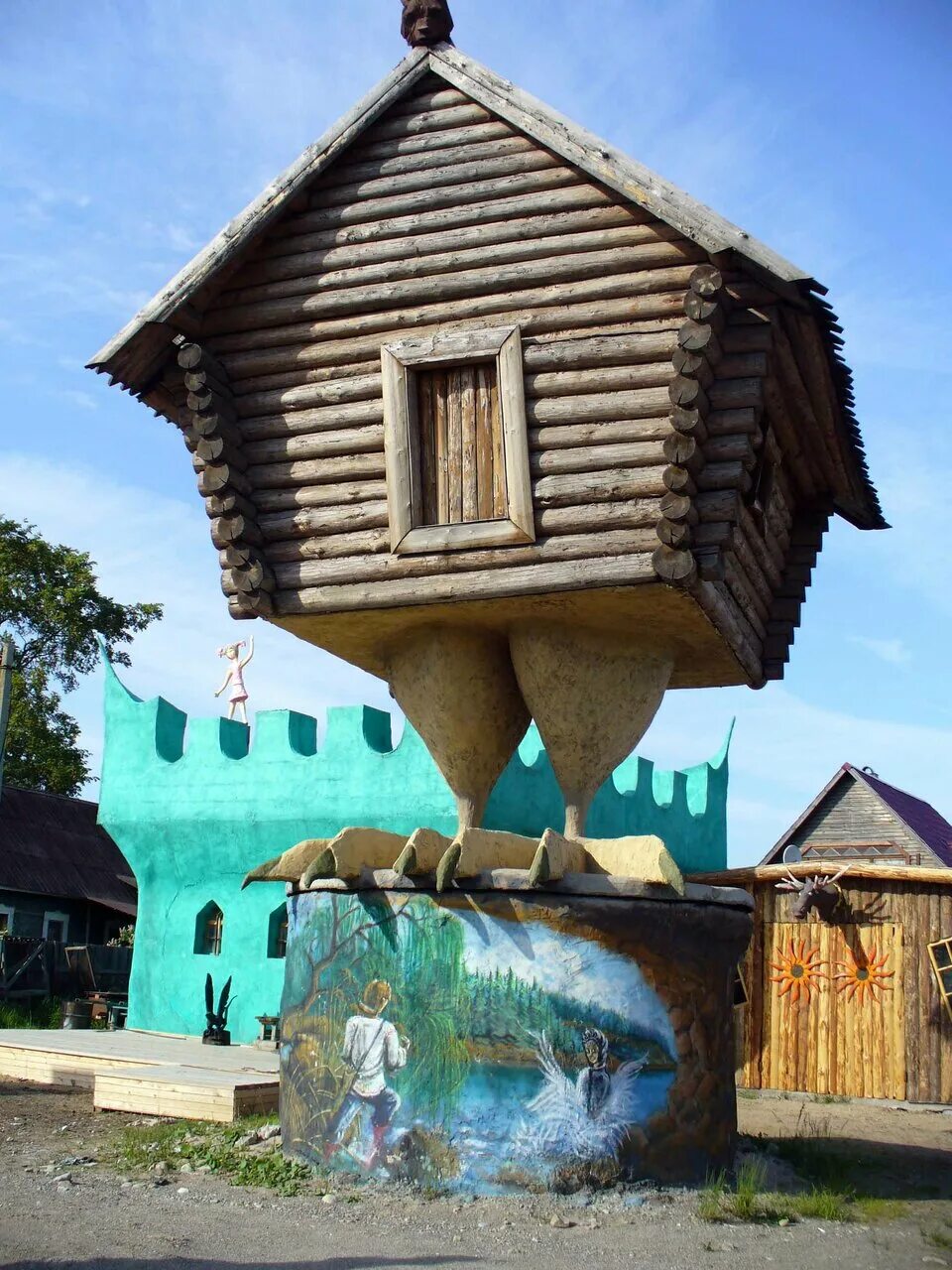 прототип избушки на курьих ножках. избушка на курьих ножках в ленинградской области ульяновка. стоит на курьих ножках. изображение избушки на курьих ножках. баба яга изба на курьих ножках.