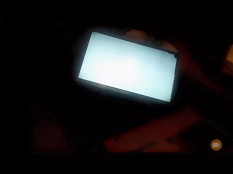 Экран горит белым. Экран горит белым. Телевизор пол экрана белый. Белый экран фото. Посветлел экран телевизора.