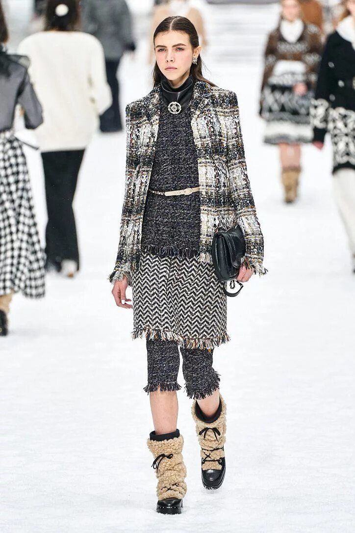 Коллекция chanel осень-зима 2018-2019. Коллекция шанель осень зима 2018 2019. Шанель показ 2022 осень зима. Chanel осень зима. Коллекция шанель осень зима 2018 2019.