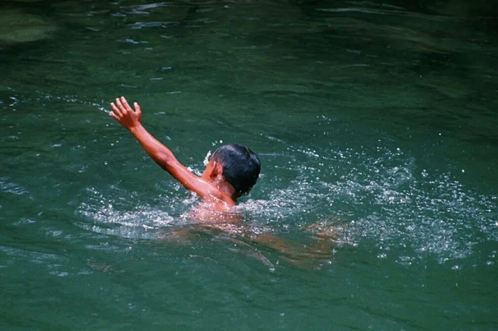 Мальчики в воде. Ребенок захлебнулся водами