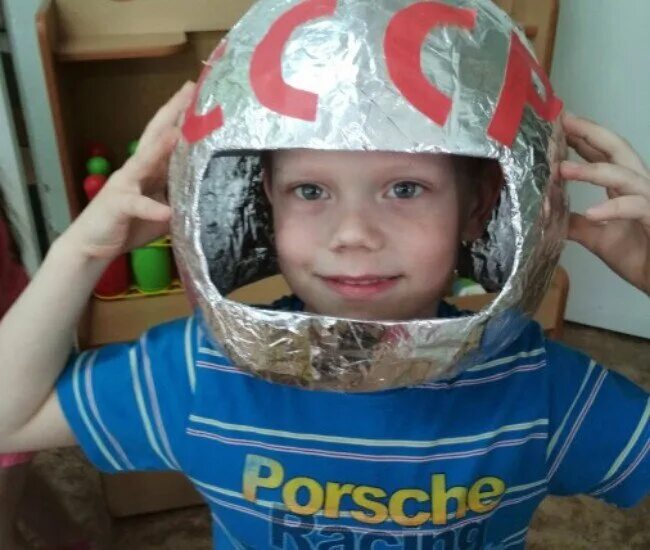 Шлем Космонавта в технике папье-маше. Шлем ко Дню космонавтики в детский. Космический шлем для ребенка. Космический шлем поделка.