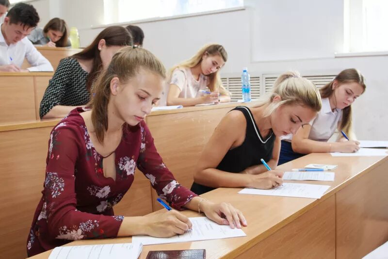 Д очно. Вступительные экзамены в МВД. Картина про экзамены в школе. Очное обучение это. Очная форма обучения это.