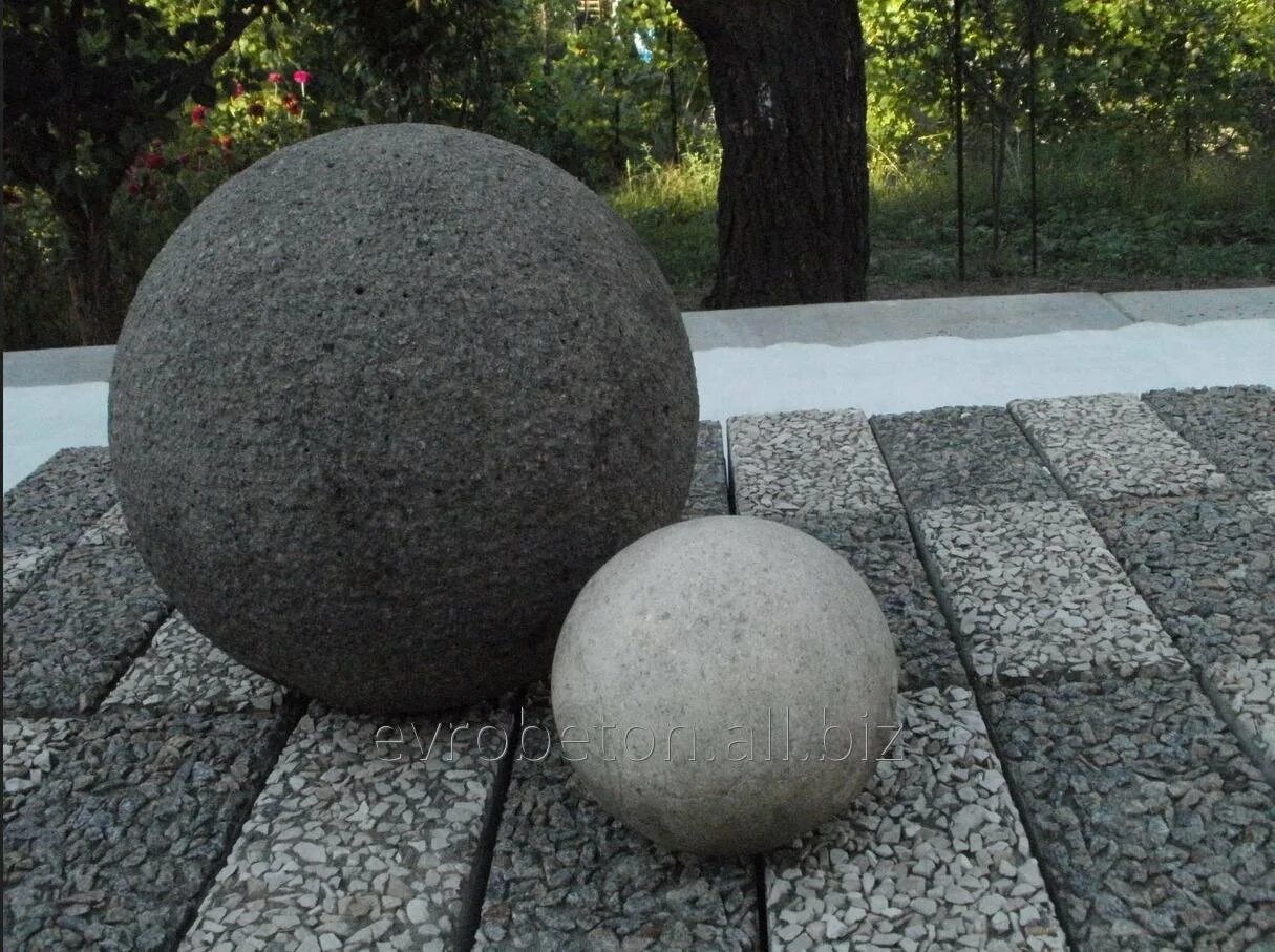 Большие бетонные шары. Бетонный шар для сада. Каменные шары в ландшафте. Сад камней круглый. Декоративный шар для сада.