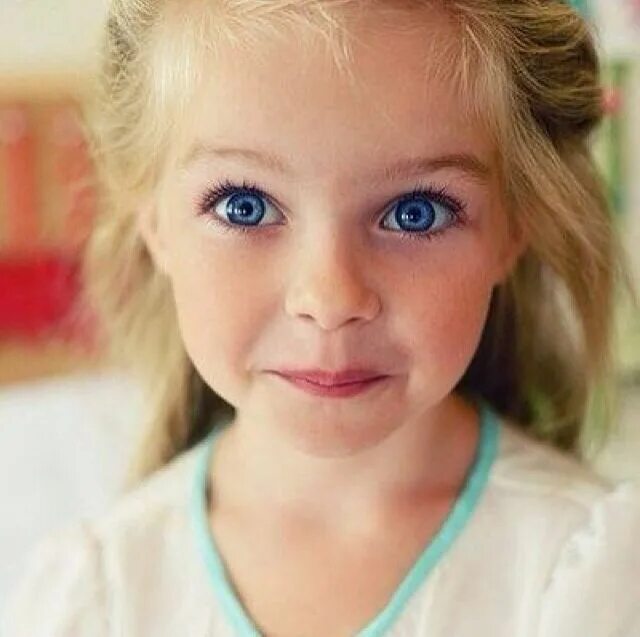Baby got eyes. Маленькая девочка со светлыми волосами. Красивые дети светленькие. Красивые дети с голубыми глазами. Колосоглазая девочка.
