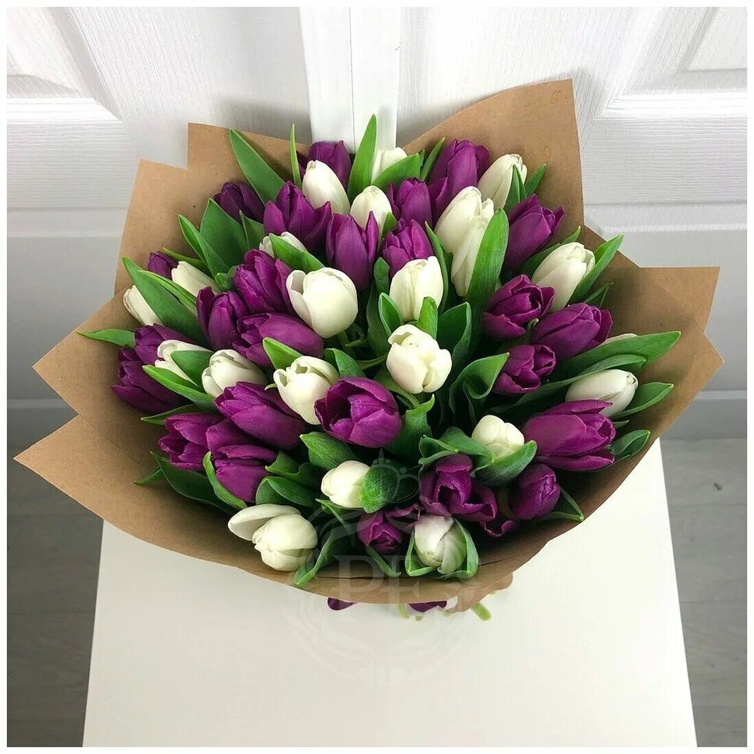 необычные букеты из тюльпанов. как собрать тюльпаны в букет. красивые букеты из тюльпанов. небольшой букет тюльпанов. букет из розовых тюльпанов.