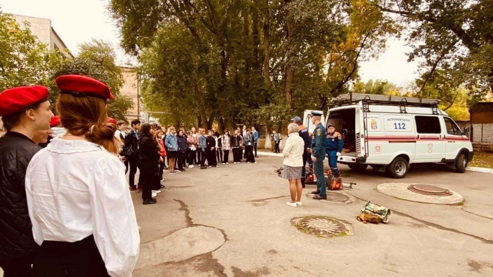 Бомбоубежище в ростове на дону. Гражданская оборона убежища в Ростове-на-Дону. Женская эвакуация фото. Ростовские бомбоубежища. Укрытия в Ростове на Дону.