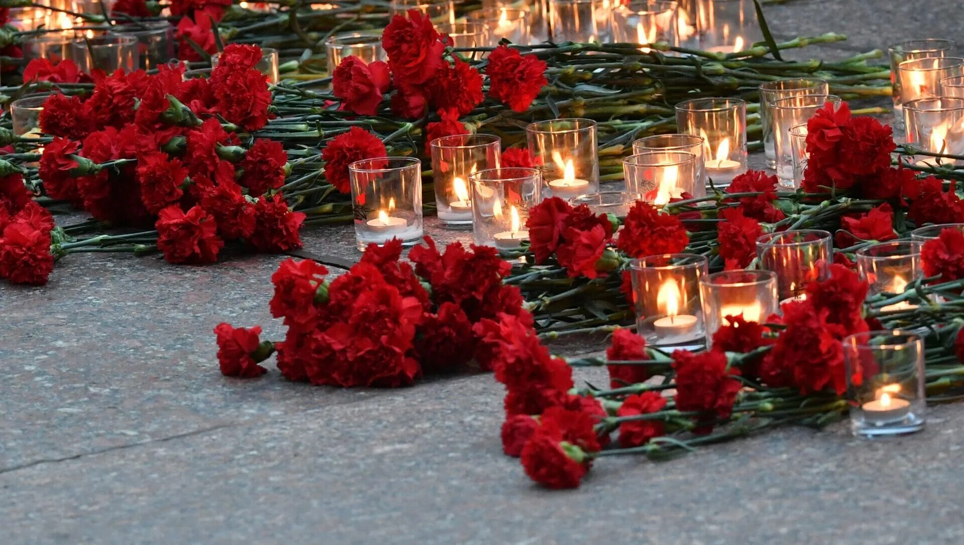 Минута молчания в память жертв. Минута молчания. возложение цветов к мемориалу памяти. день памяти жертв терроризма. минута молчания в память.