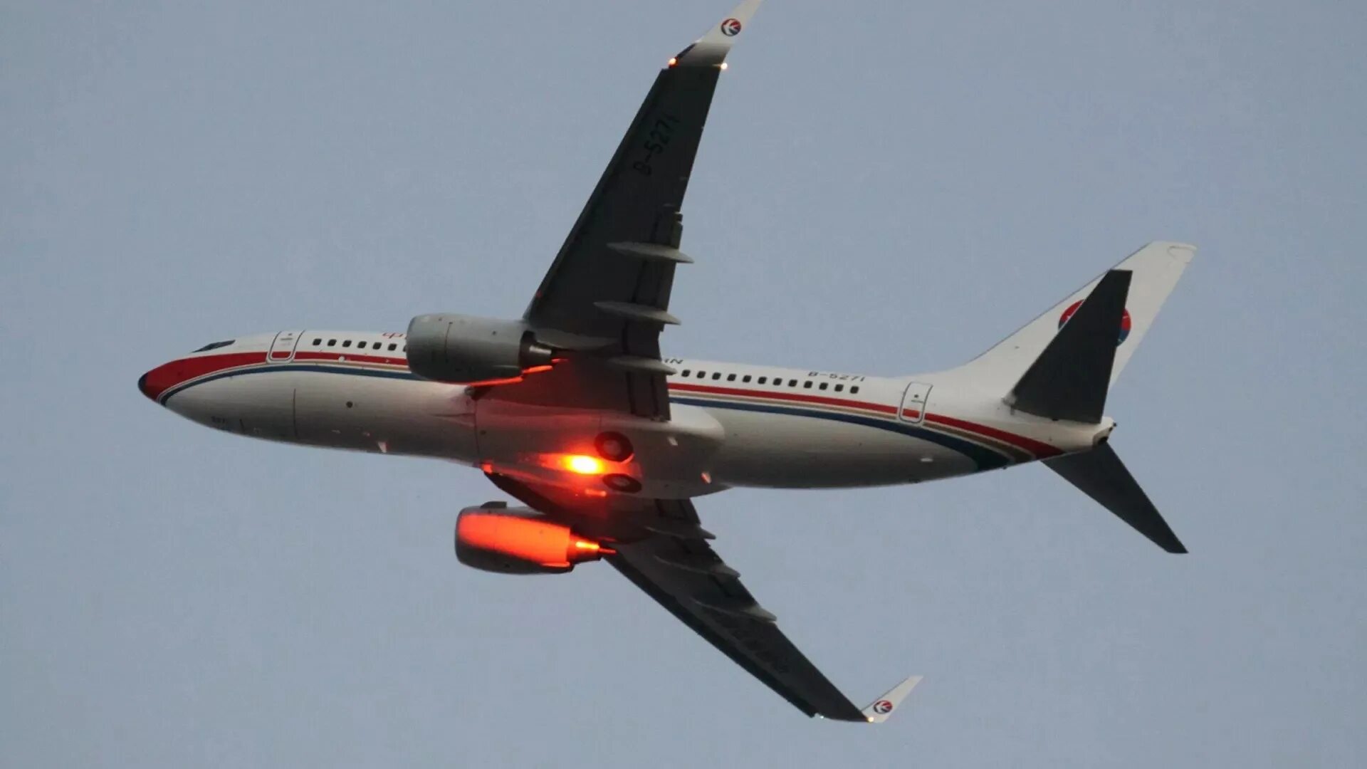 Катастрофа boeing 737 в тэнсяне. China airlines боинг 737. пассажирский боинг 737. пассажирский боинг 737 китай.